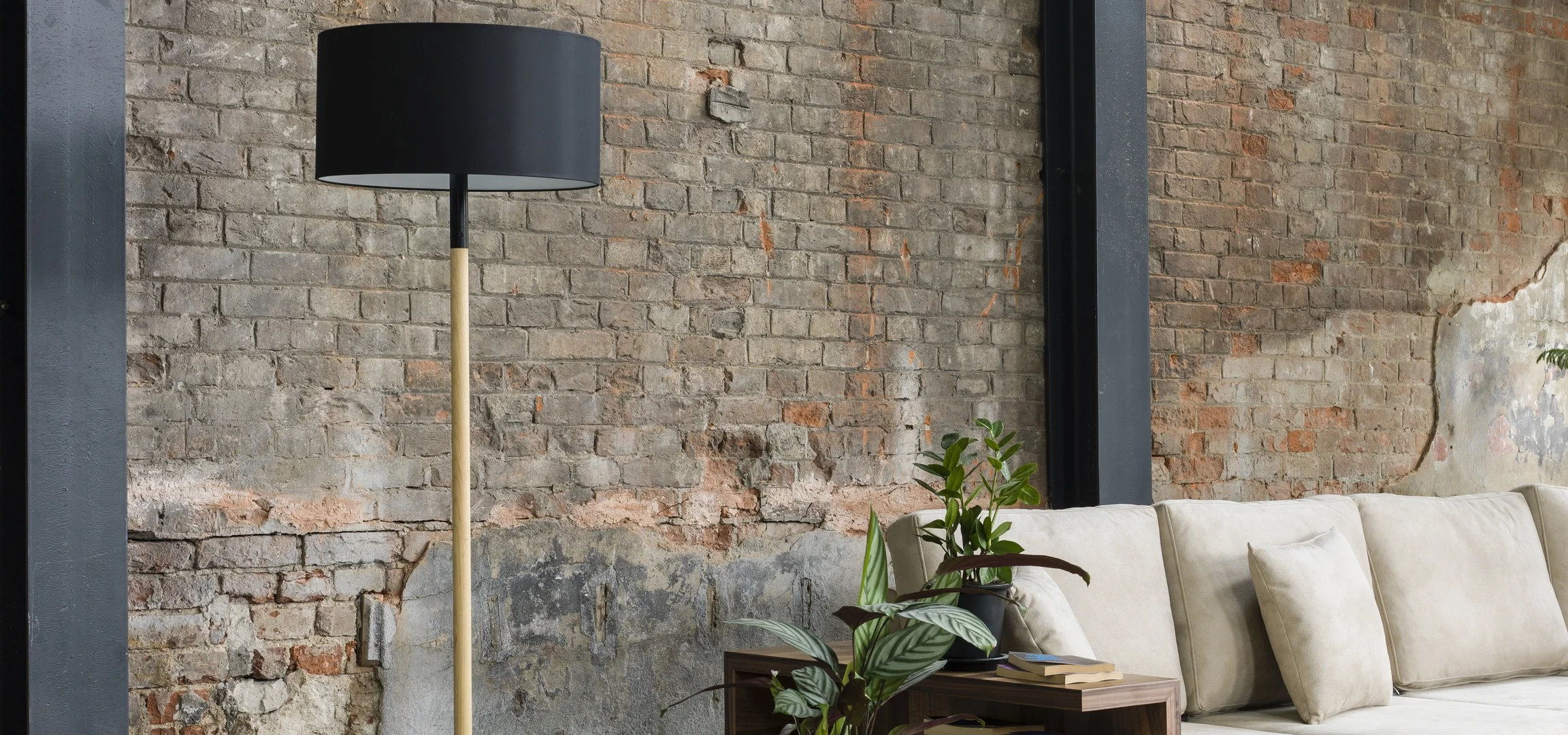 PAVON BLACK FLOOR LAMP